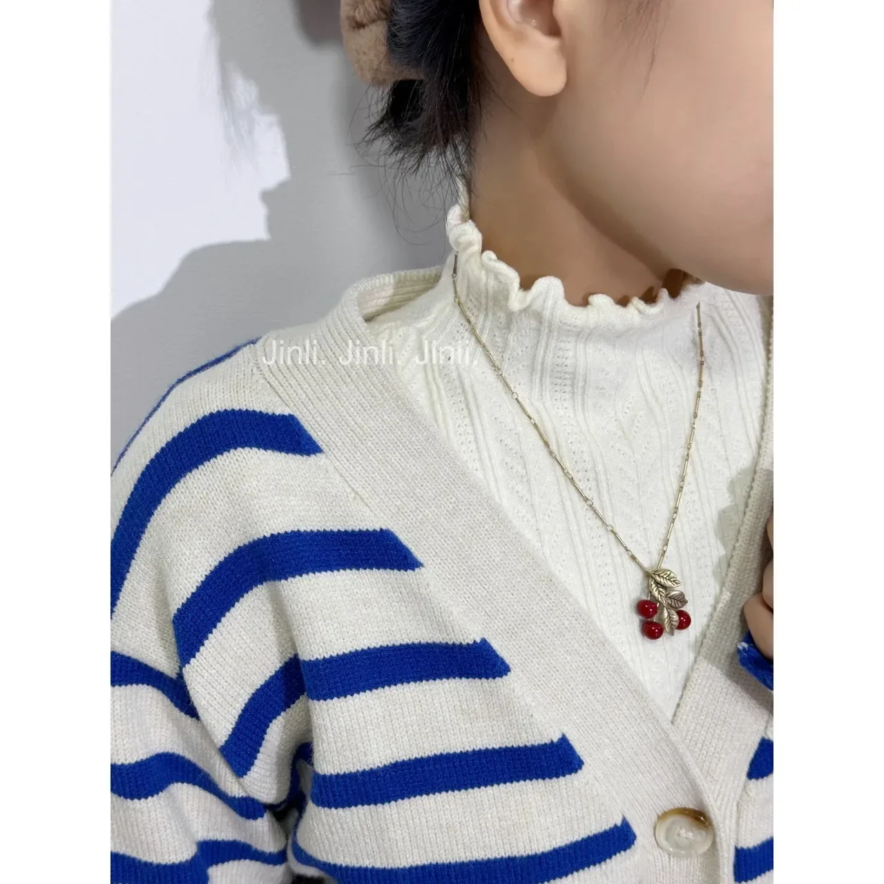 Collier Saint Laurent pendentif cerise doré 4