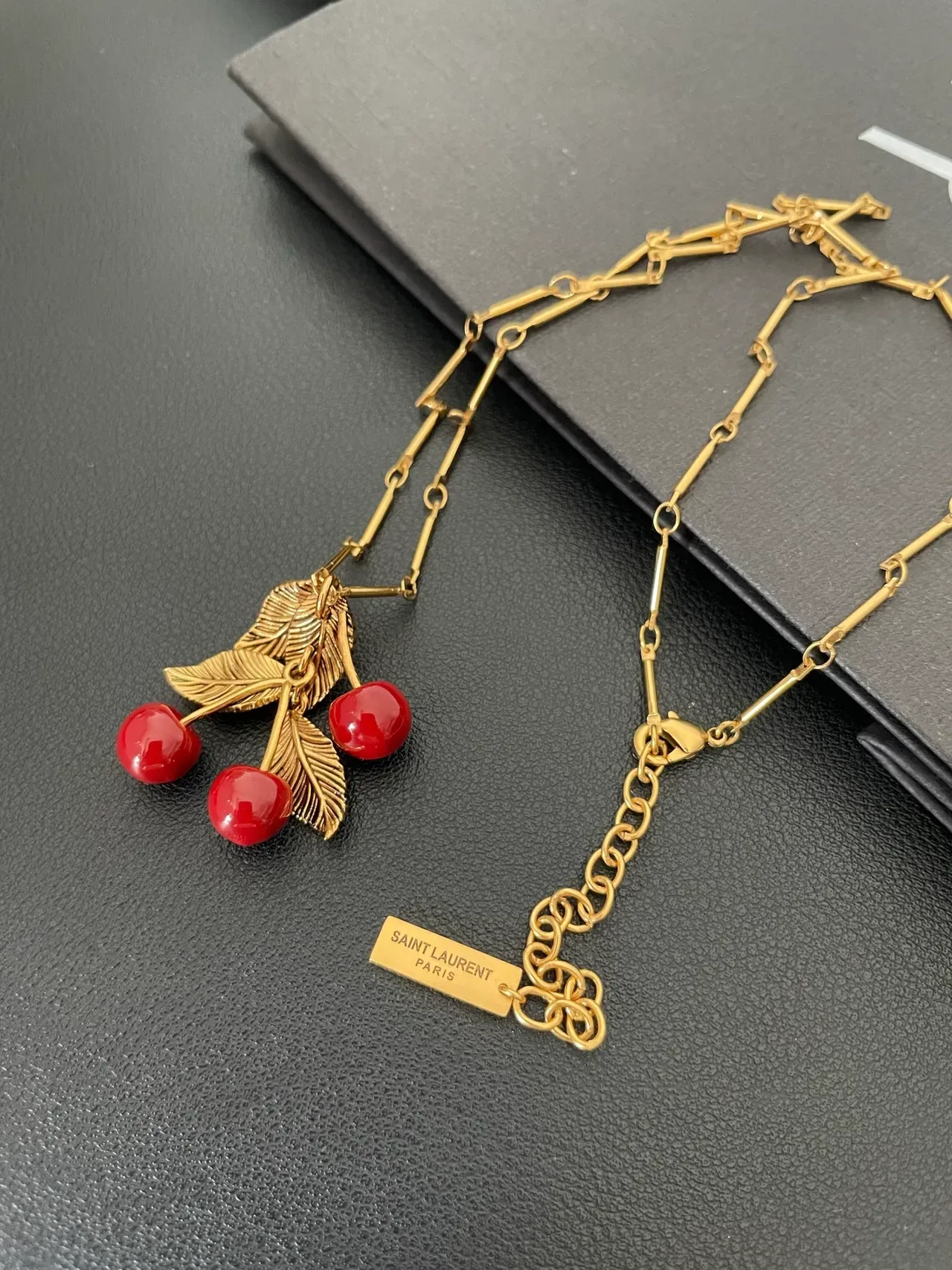 Collier Saint Laurent pendentif cerise doré 5