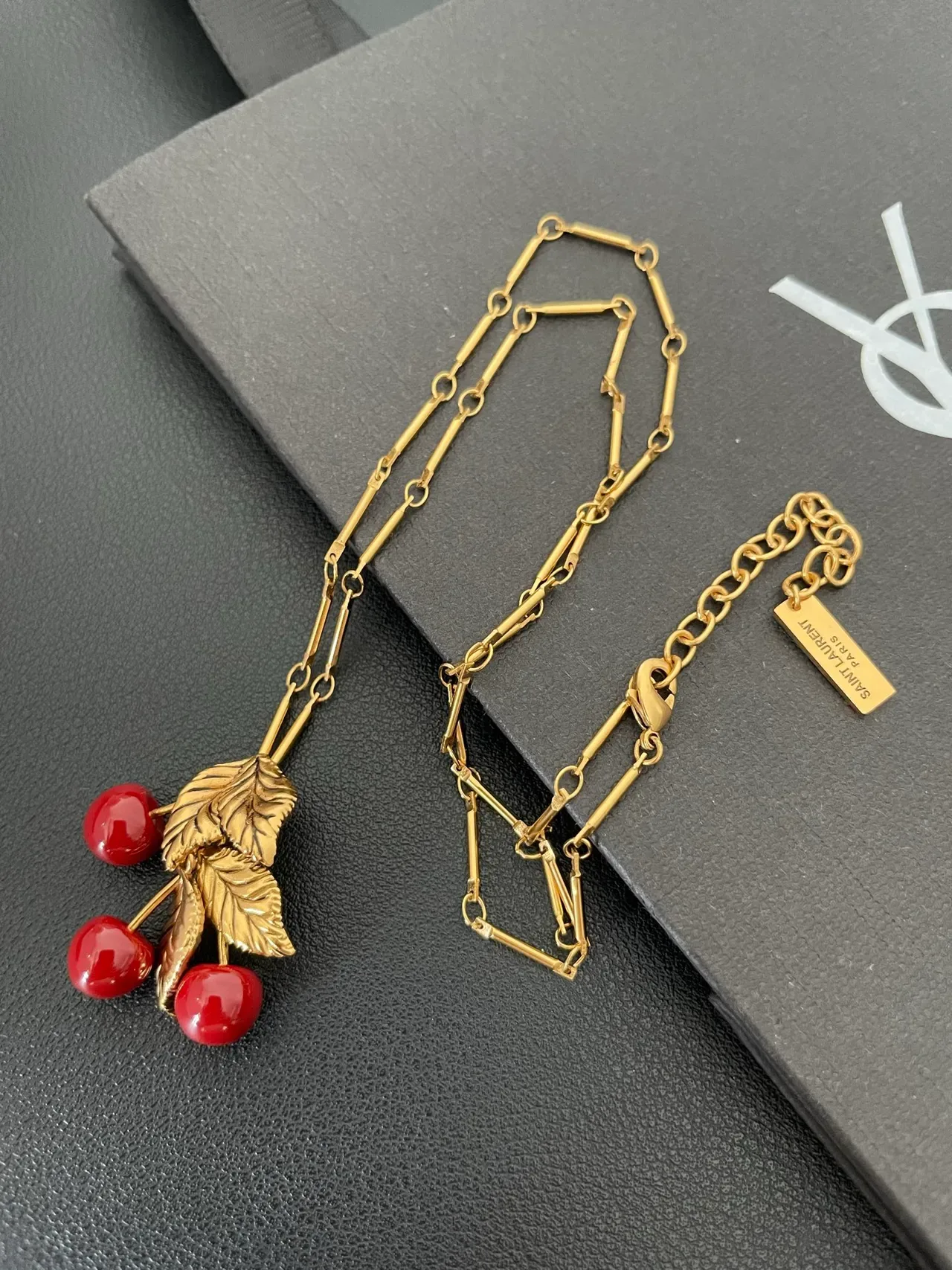 Collier Saint Laurent pendentif cerise doré 6