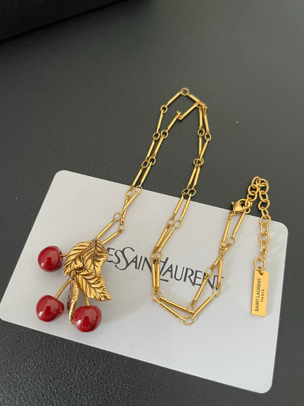 Collier Saint Laurent pendentif cerise doré 7