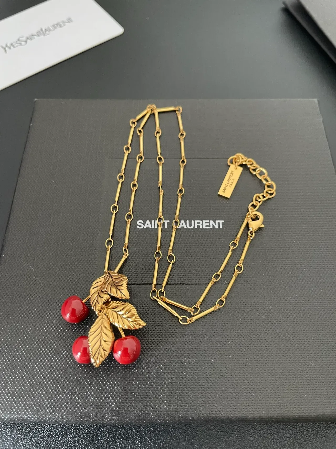 Collier Saint Laurent pendentif cerise doré 8