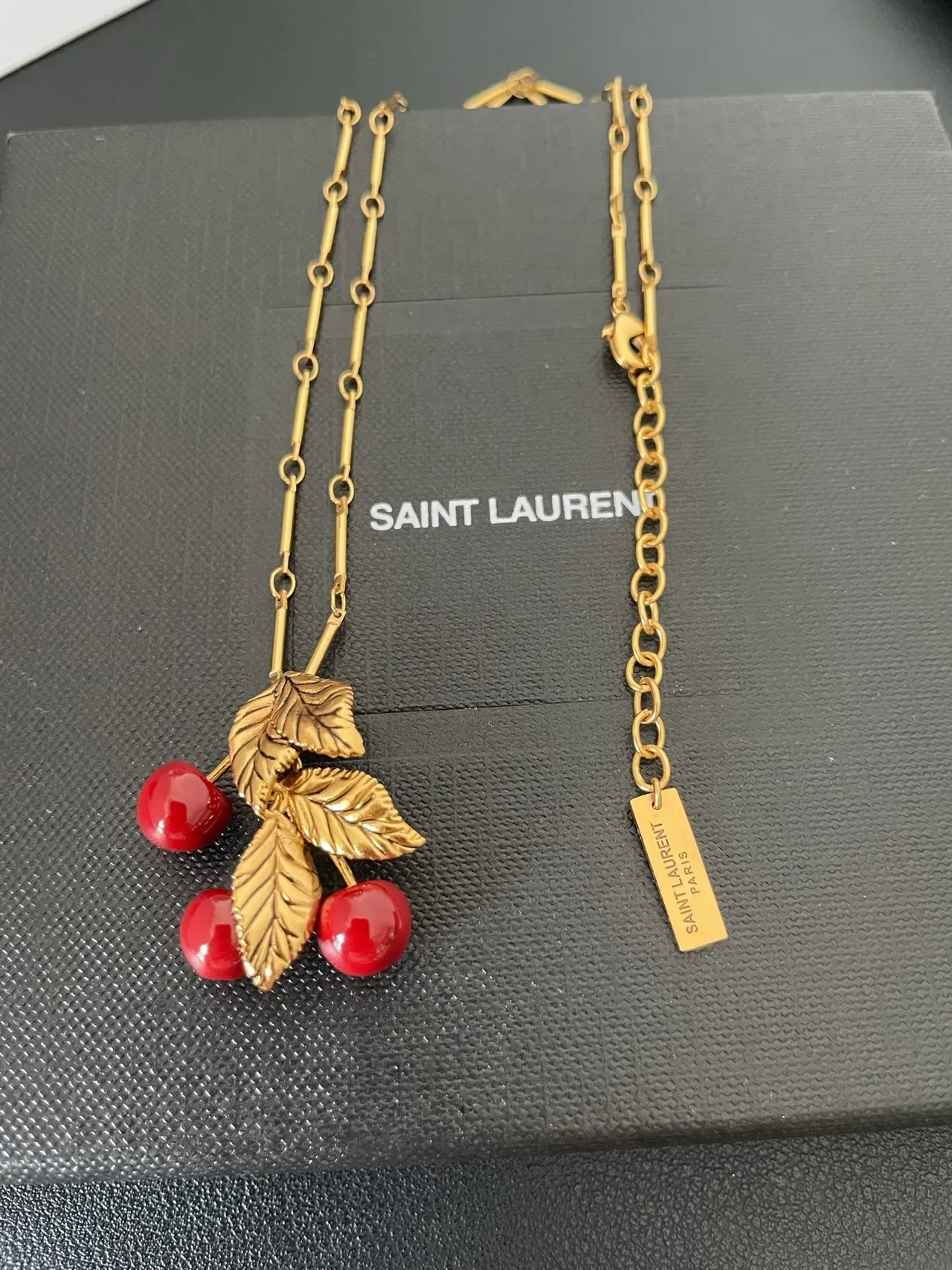 Collier Saint Laurent pendentif cerise doré 9