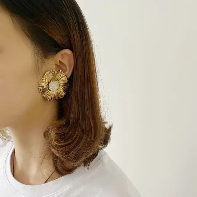 Boucles d'oreilles Saint Laurent dorées à pétales floraux radiants 3