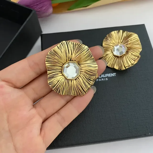 Boucles d'oreilles Saint Laurent dorées à pétales floraux radiants 5