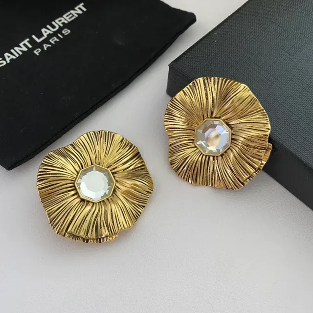 Boucles d'oreilles Saint Laurent dorées à pétales floraux radiants 7