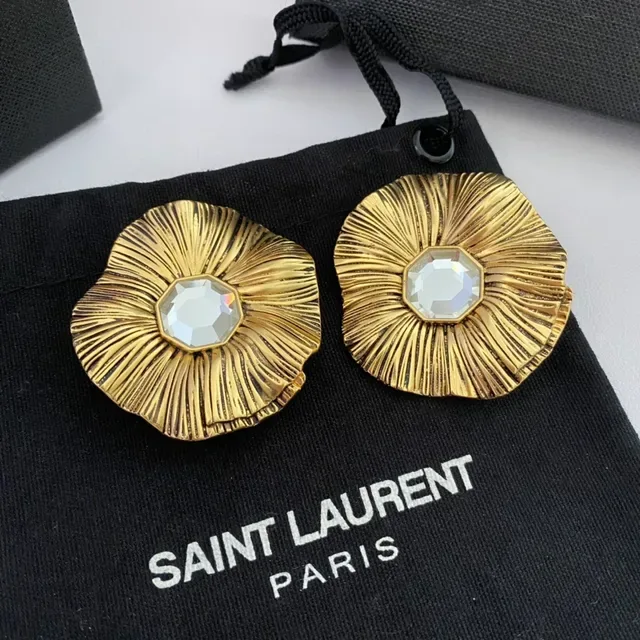 Boucles d'oreilles Saint Laurent dorées à pétales floraux radiants 9