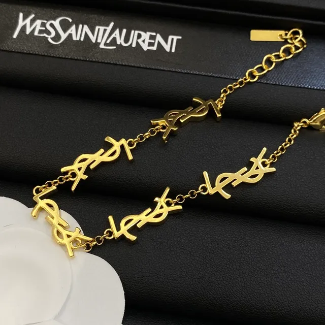 Saint Laurent Pulseira de metal com charme monograma dourado 2