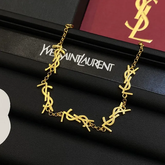 Saint Laurent Pulseira de metal com charme monograma dourado 3