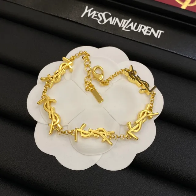 Saint Laurent Pulseira de metal com charme monograma dourado 4