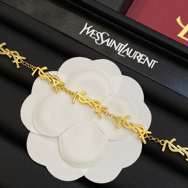 Saint Laurent Pulseira de metal com charme monograma dourado 5