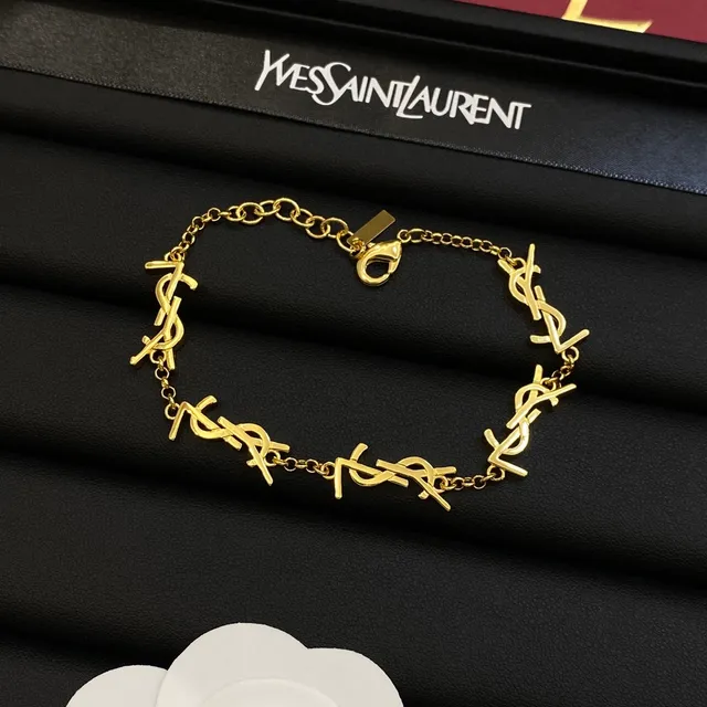 Saint Laurent Pulseira de metal com charme monograma dourado 6
