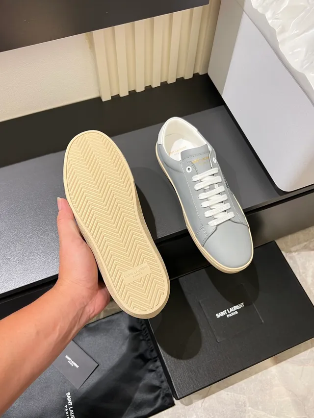 Saint Laurent sneakers lifestyle gris blanc à bout bas en cuir 4