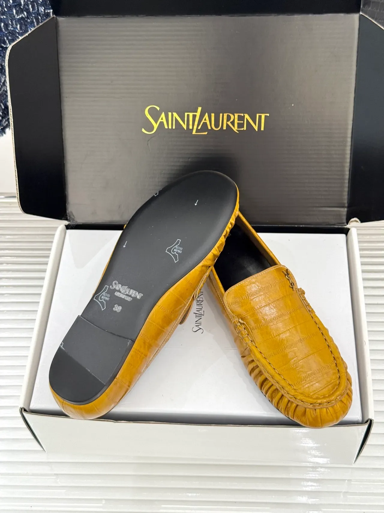 Saint Laurent Loafers de couro com estampado de crocodilo em cor mostarda rucheado no vamp 2