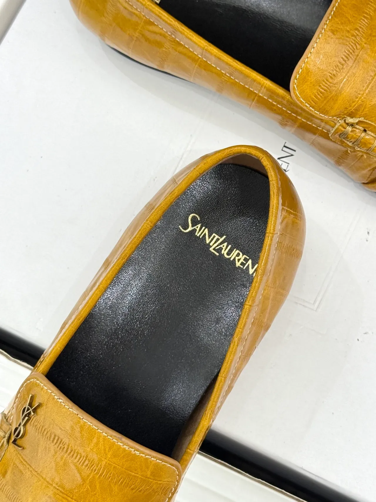 Saint Laurent Loafers de couro com estampado de crocodilo em cor mostarda rucheado no vamp 3