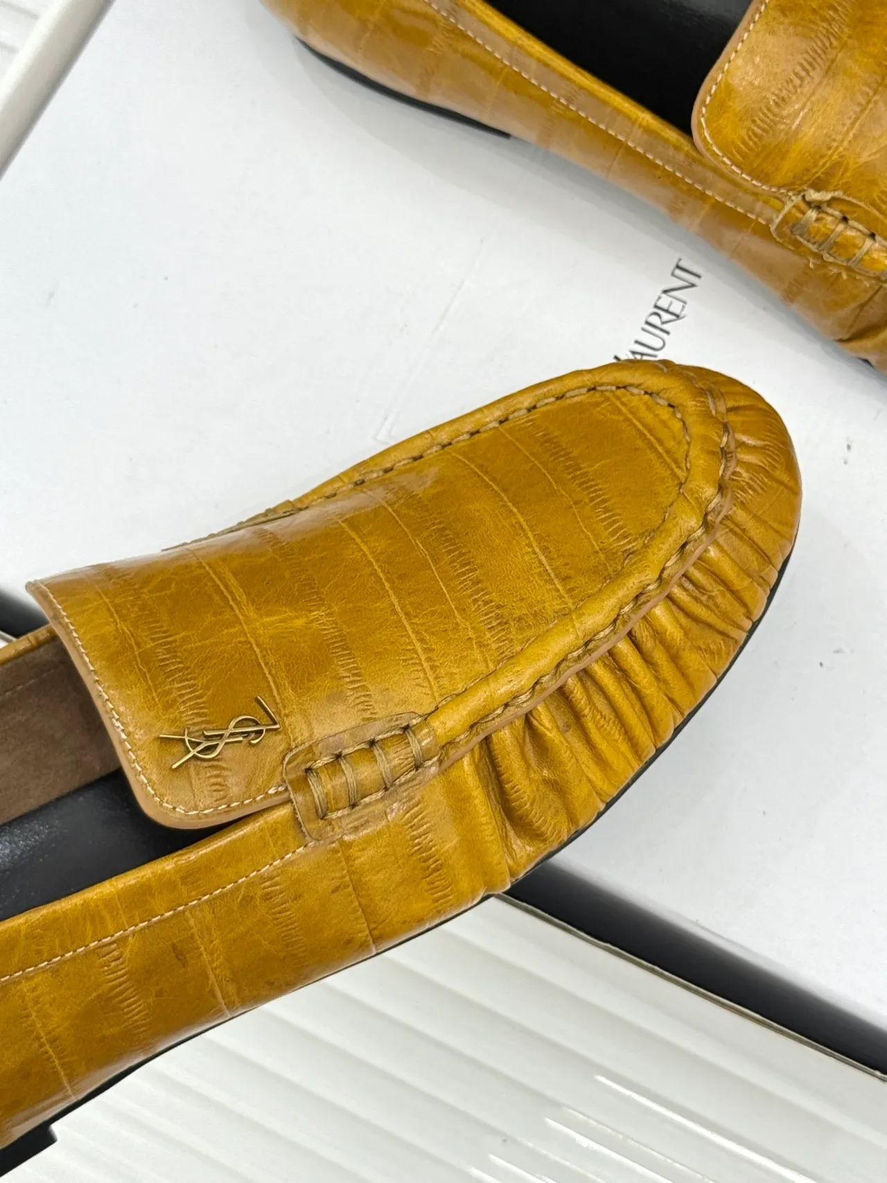 Saint Laurent Loafers de couro com estampado de crocodilo em cor mostarda rucheado no vamp 4