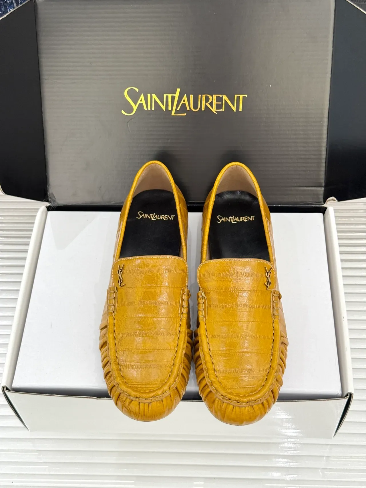 Saint Laurent Loafers de couro com estampado de crocodilo em cor mostarda rucheado no vamp 5