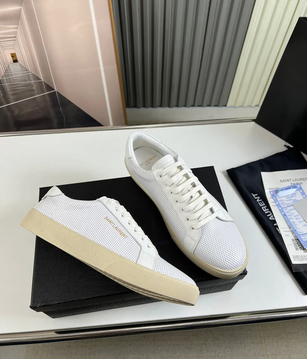 Saint Laurent Loulou Cuir Perforé Blanc Beige Sneaker Lifestyle 4