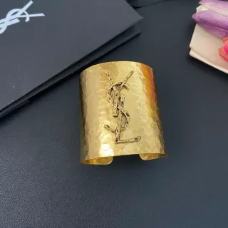 سانت لوران Monogram Cuff سوار مطروق ذهبي اللون
