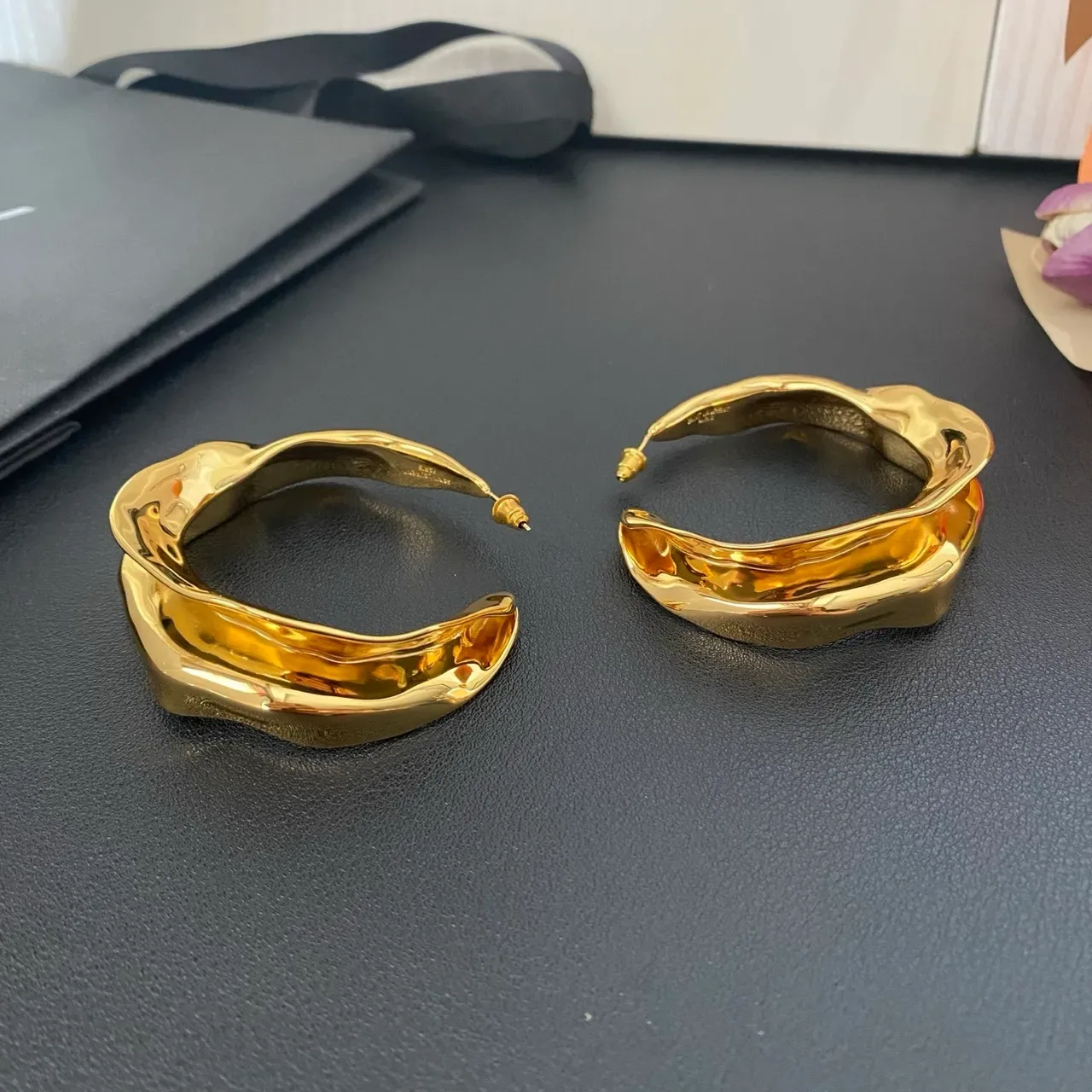 Saint Laurent Boucles d'oreilles Hoop Dorées Tordues Sculpturales 3