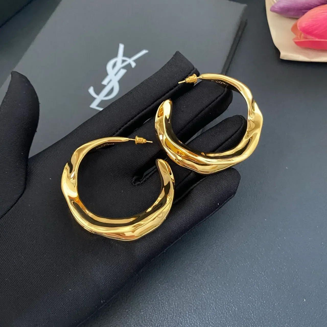 Saint Laurent Boucles d'oreilles Hoop Dorées Tordues Sculpturales 5