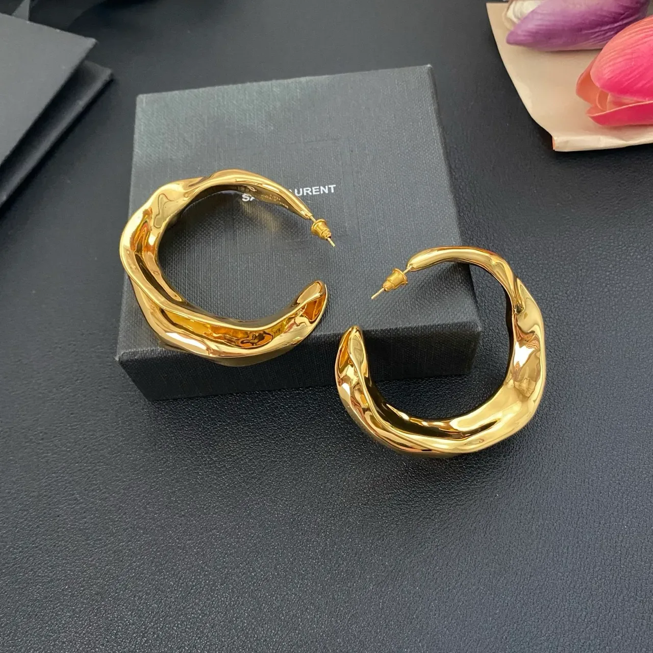 Saint Laurent Boucles d'oreilles Hoop Dorées Tordues Sculpturales 6