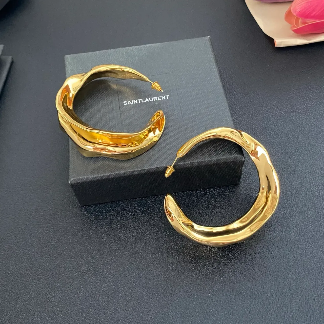 Saint Laurent Boucles d'oreilles Hoop Dorées Tordues Sculpturales 7