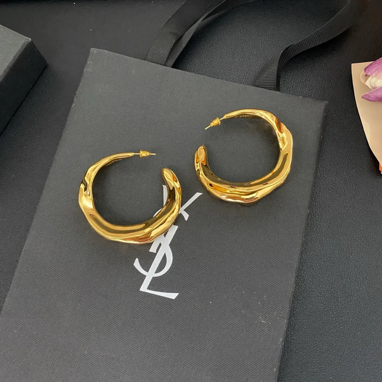 Saint Laurent Boucles d'oreilles Hoop Dorées Tordues Sculpturales 8