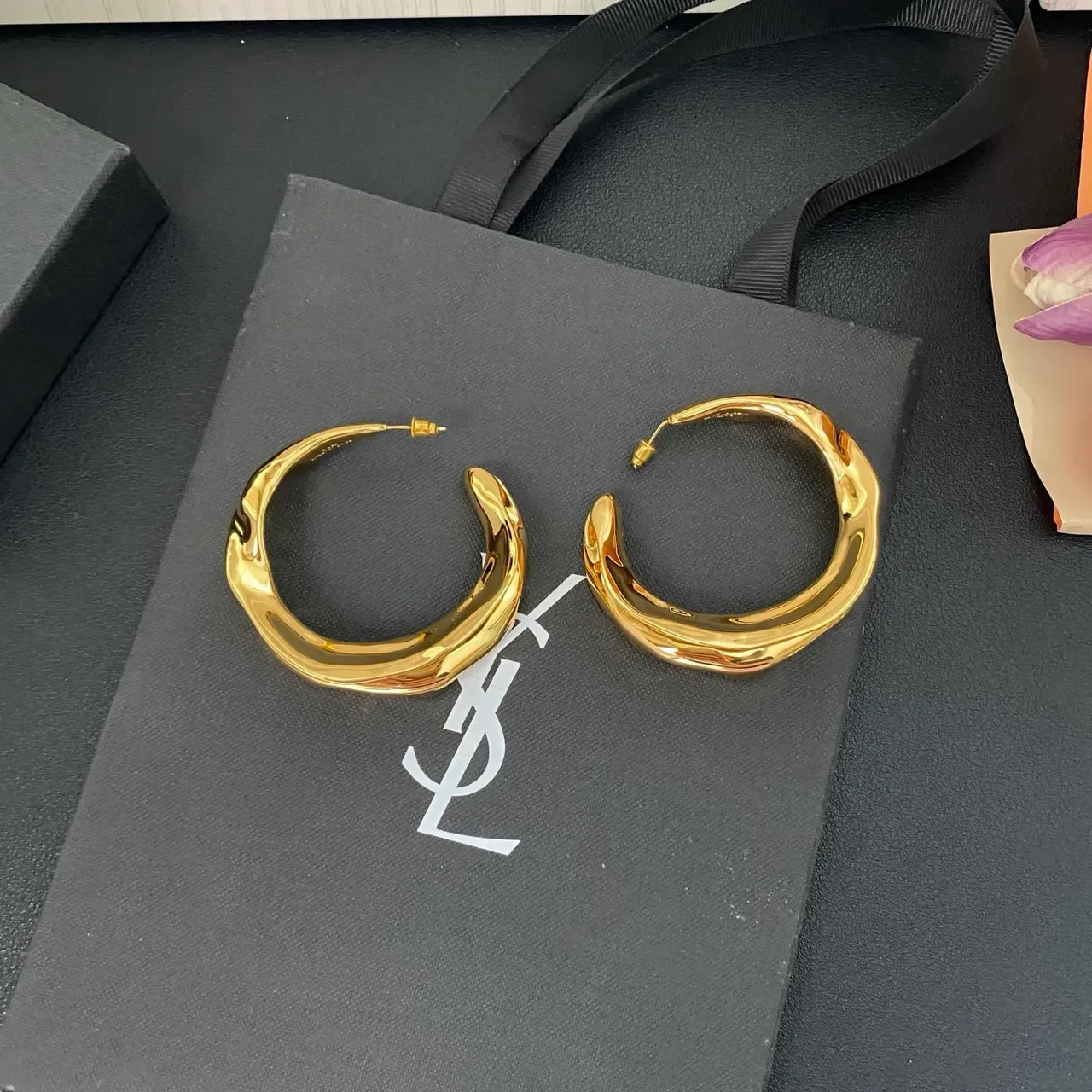 Saint Laurent Boucles d'oreilles Hoop Dorées Tordues Sculpturales 9