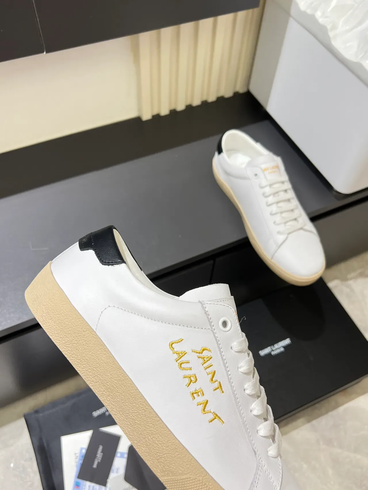 Saint Laurent Blanc Noir Cuir Supérieur Broderie Dorée Logo Lifestyle Sneakers 3
