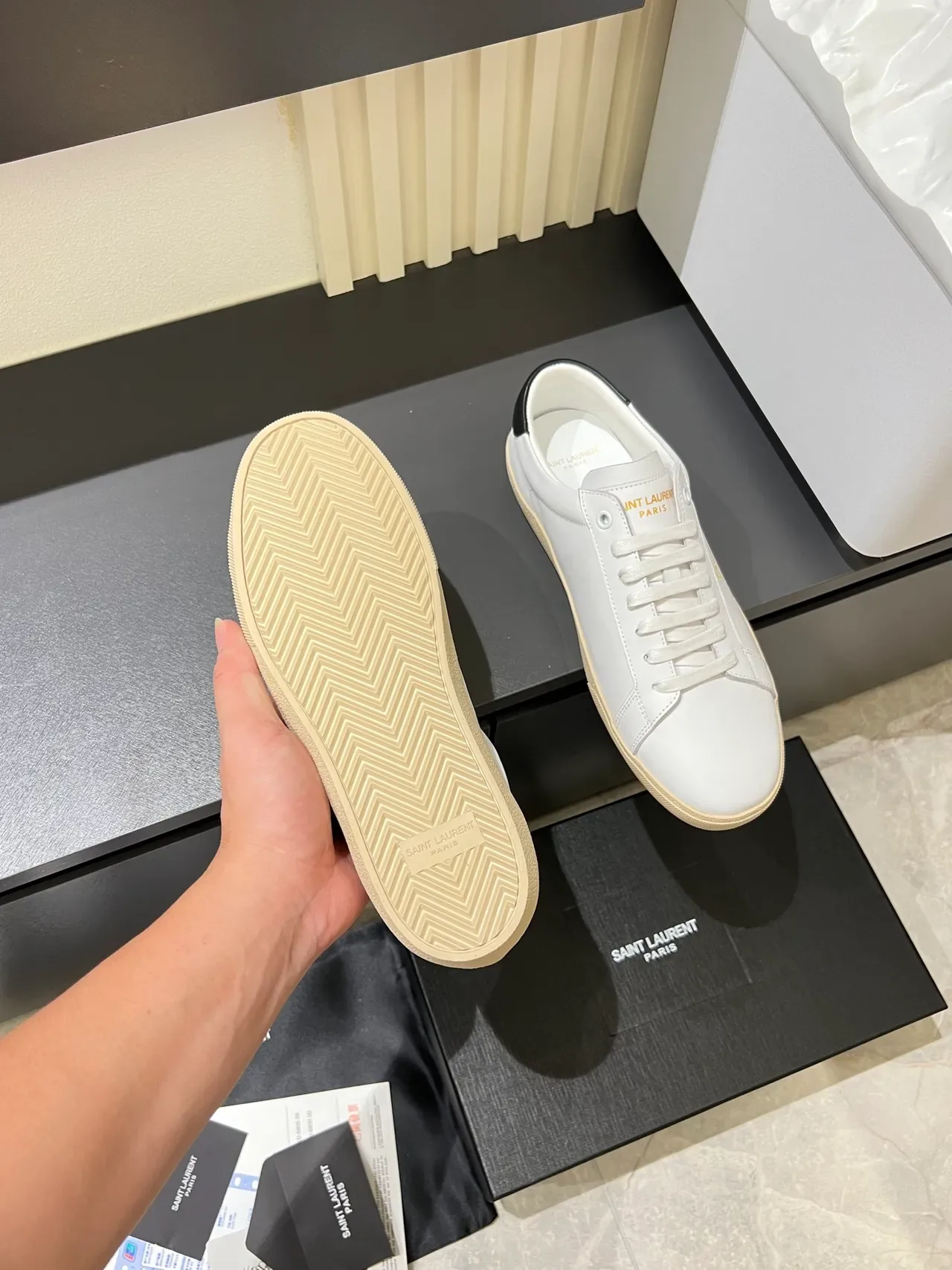 Saint Laurent Blanc Noir Cuir Supérieur Broderie Dorée Logo Lifestyle Sneakers 4