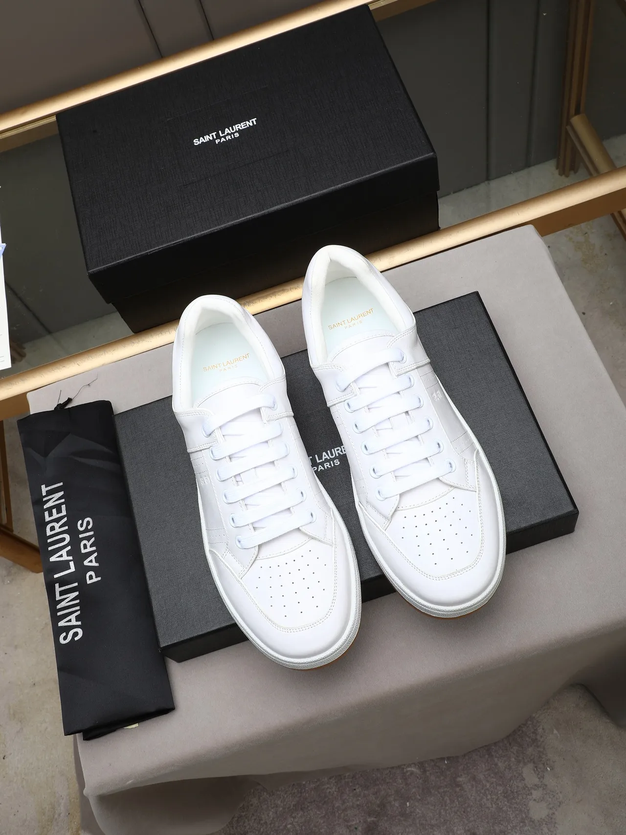 Saint Laurent Sneakers Lifestyle en Cuir Blanc Marron avec Panneaux Latéraux Perforés 2
