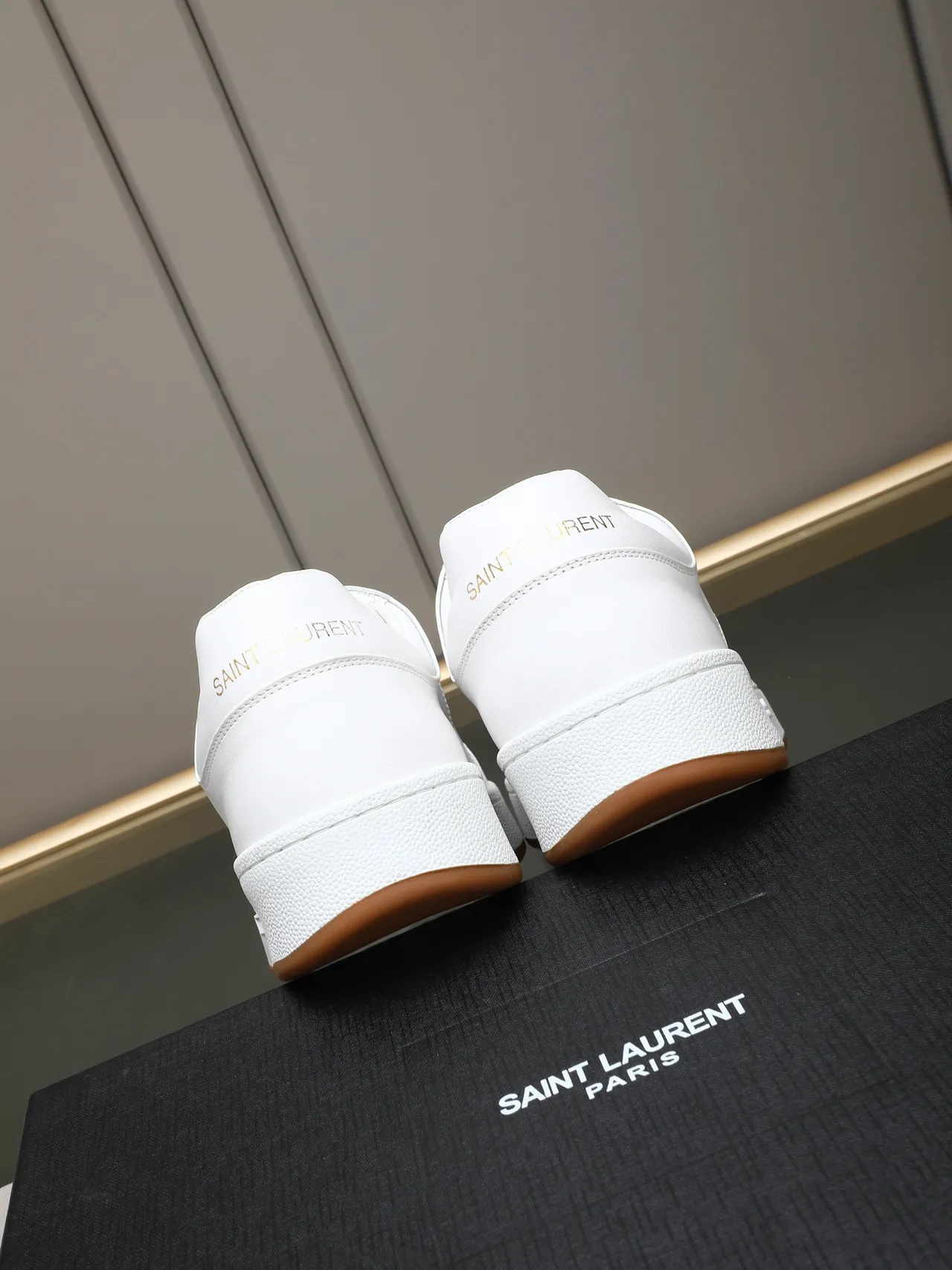 Saint Laurent Sneakers Lifestyle en Cuir Blanc Marron avec Panneaux Latéraux Perforés 3