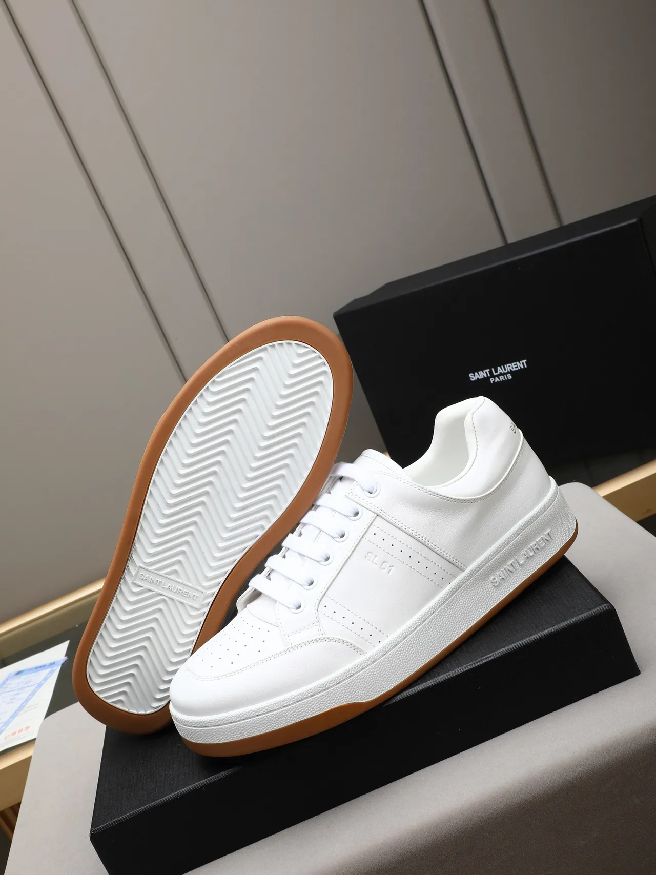 Saint Laurent Sneakers Lifestyle en Cuir Blanc Marron avec Panneaux Latéraux Perforés 4