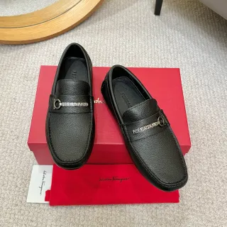 Salvatore Ferragamo Gancini काले दानेदार चमड़े के लूफर