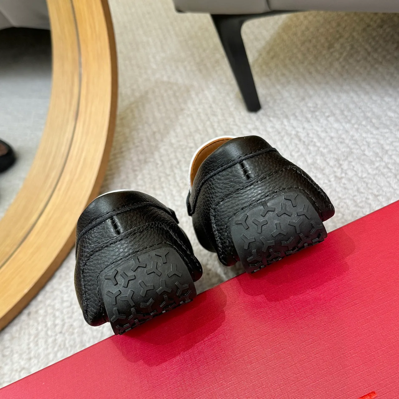 Salvatore Ferragamo Gancini Mocassins en Cuir Noir Texturé 2