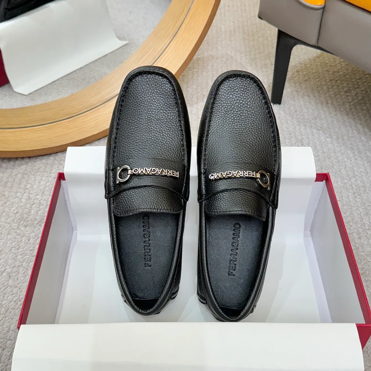 Salvatore Ferragamo Gancini Mocassins en Cuir Noir Texturé 3