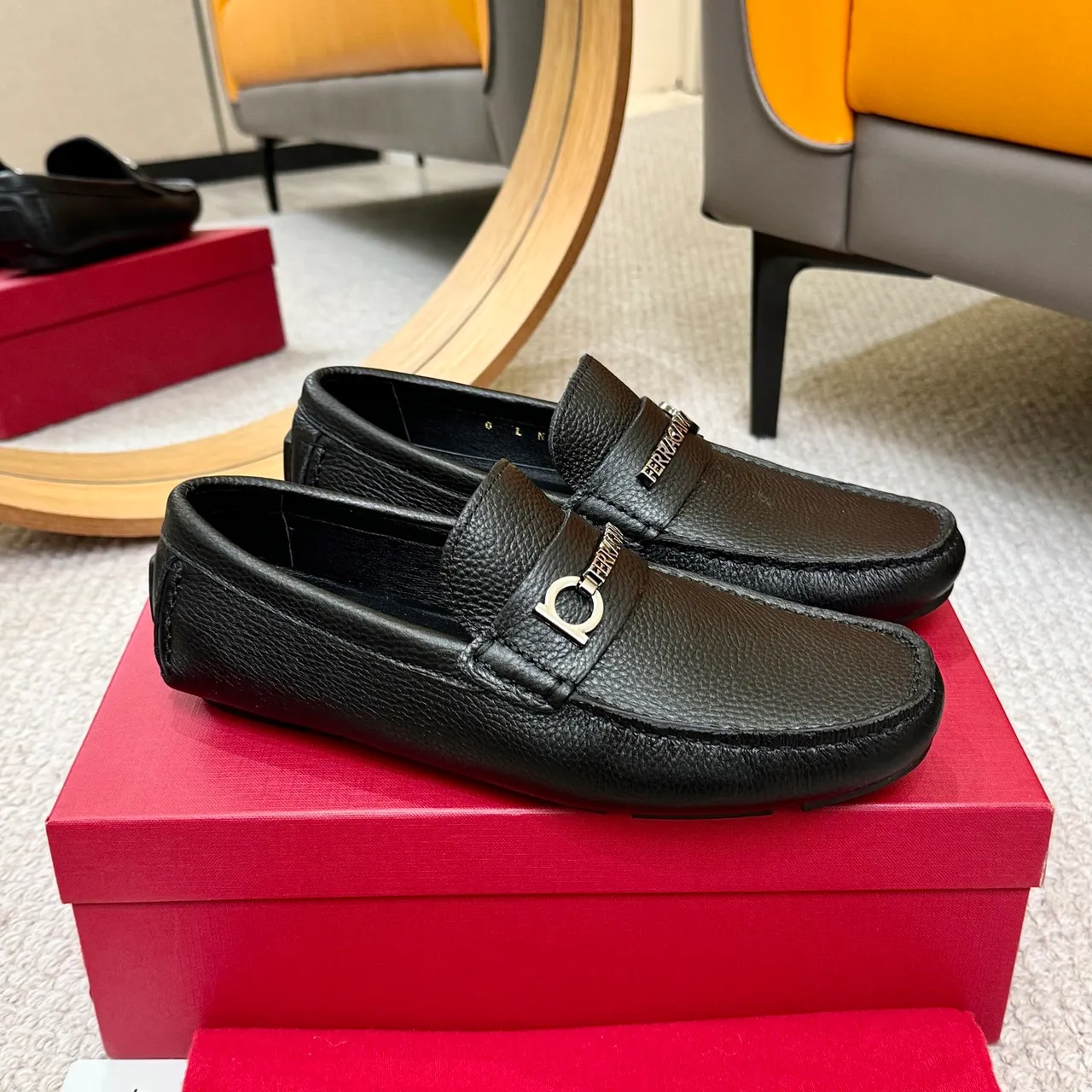Salvatore Ferragamo Gancini Mocassins en Cuir Noir Texturé 4