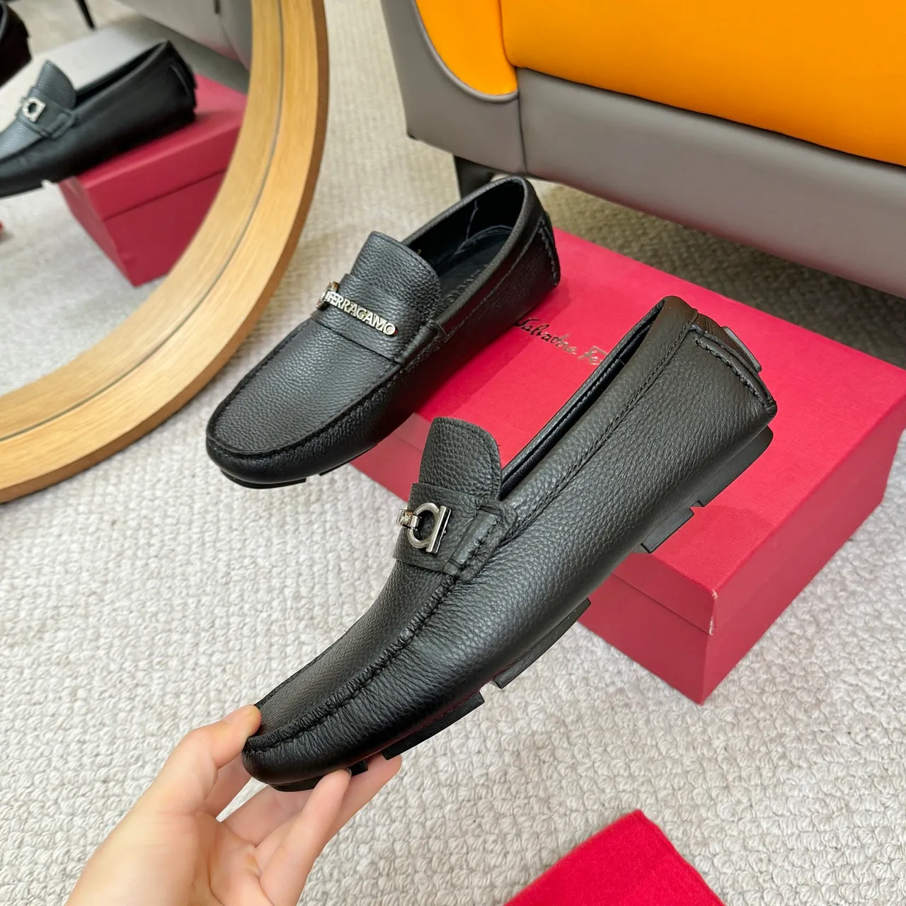 Salvatore Ferragamo Gancini Mocassins en Cuir Noir Texturé 5