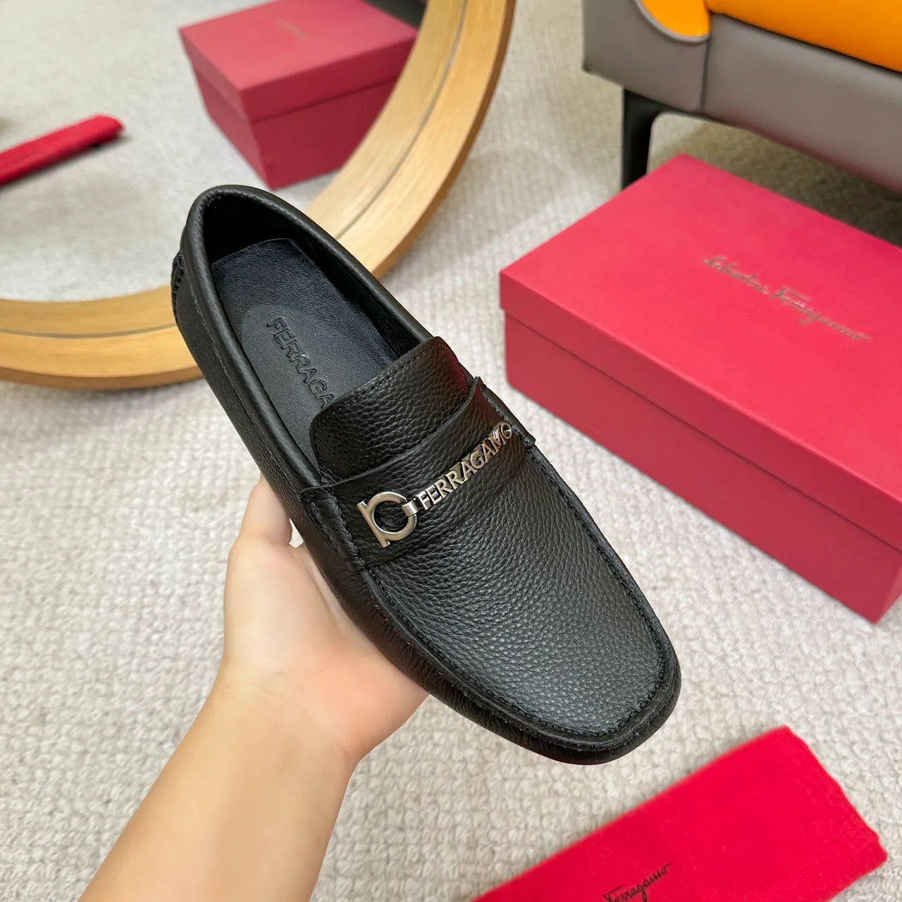 Salvatore Ferragamo Gancini Mocassins en Cuir Noir Texturé 6