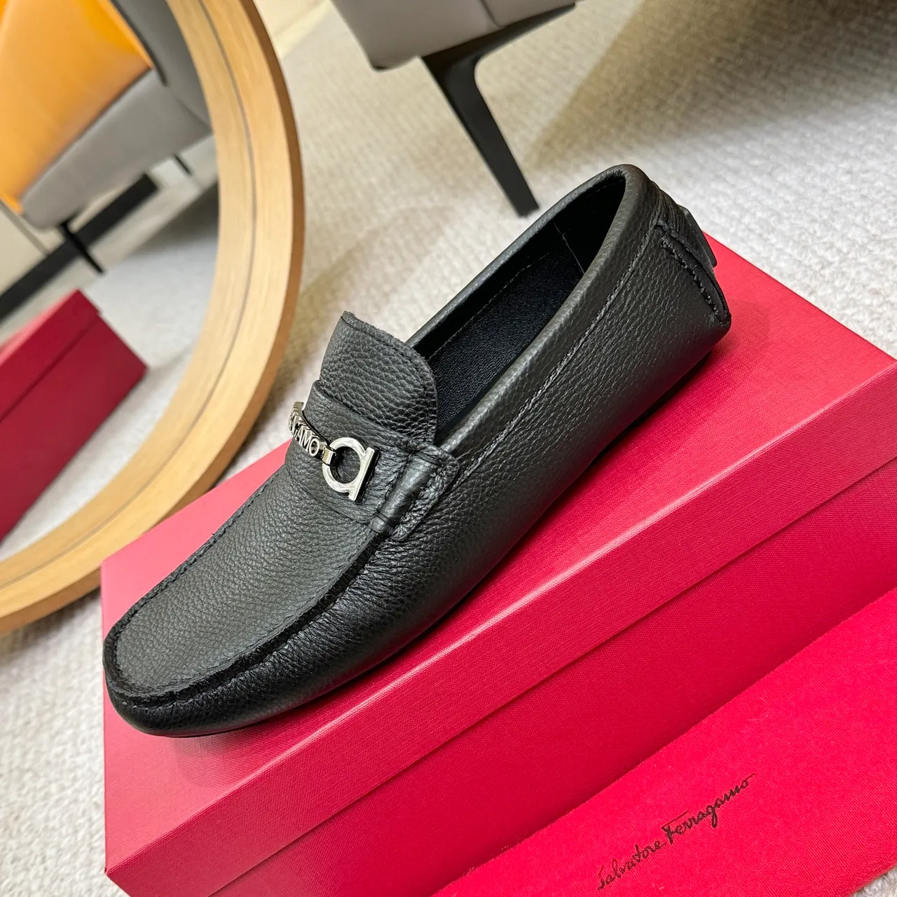 Salvatore Ferragamo Gancini Mocassins en Cuir Noir Texturé 7