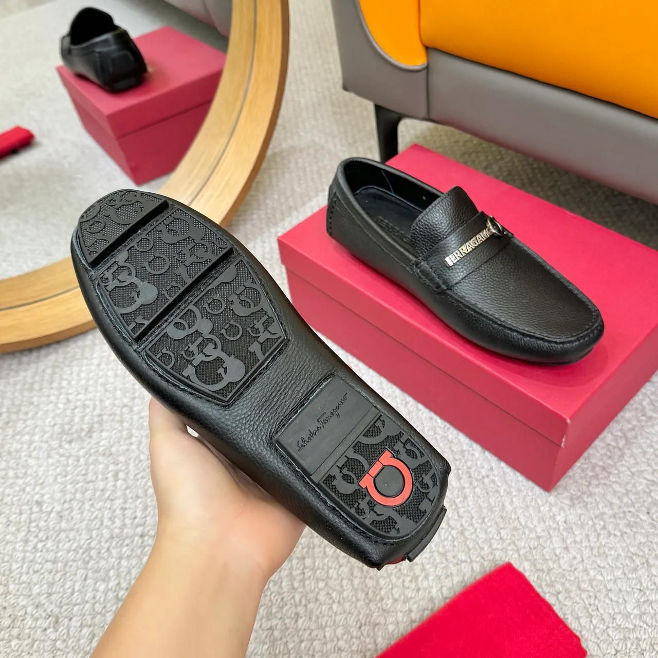 Salvatore Ferragamo Gancini Mocassins en Cuir Noir Texturé 8