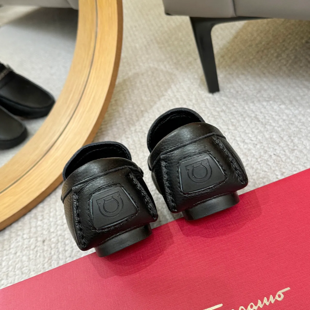 Salvatore Ferragamo Gancini Mocassins en Cuir Noir Texturé 10