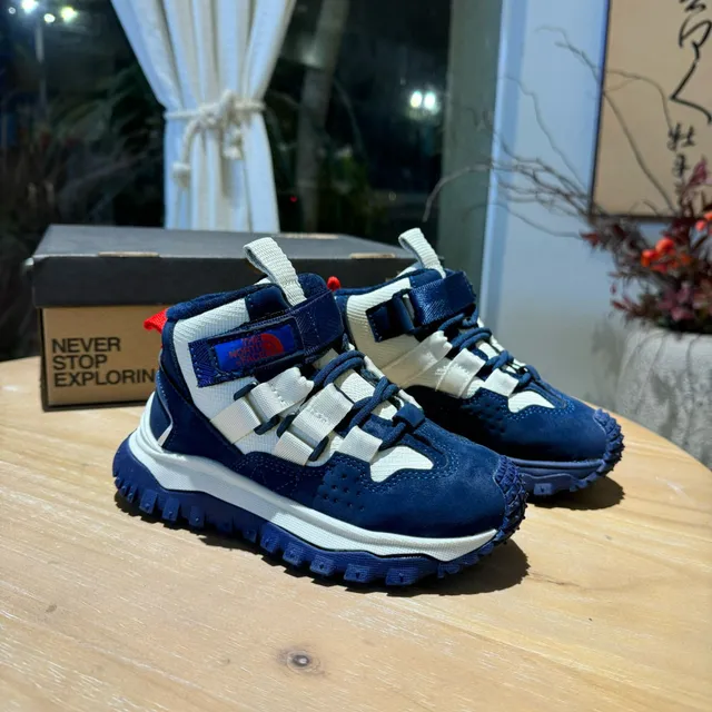 The North Face Kids Navy and Cream Dual-Closure Lugged Snow Boots 21