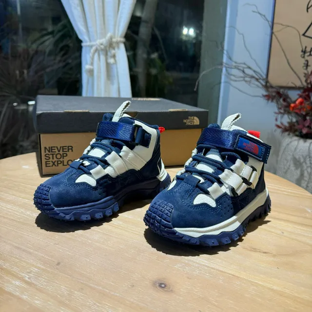 The North Face Kids Navy and Cream Dual-Closure Lugged Snow Boots 22