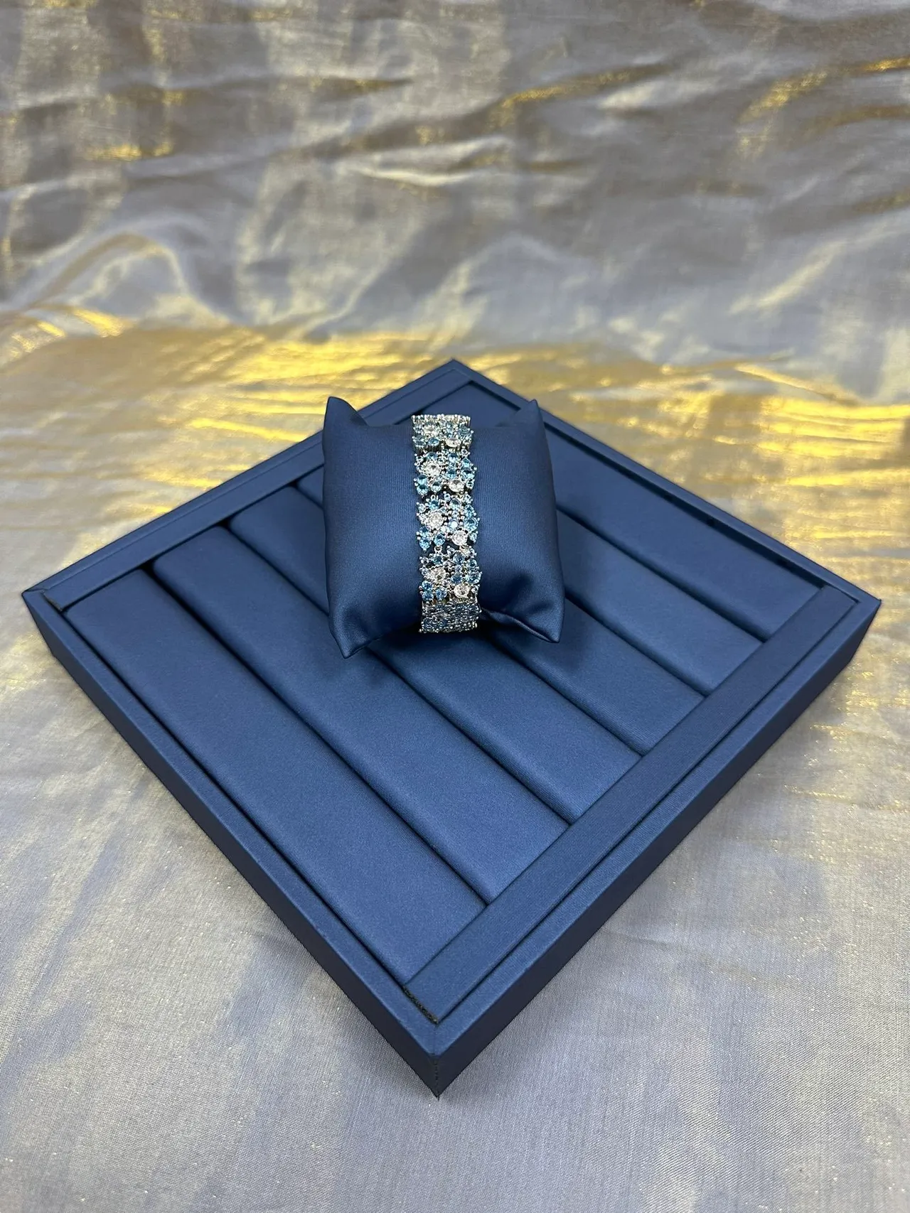 Tiffany & Co. أساور كم باڤيه كريستال زهورية 7