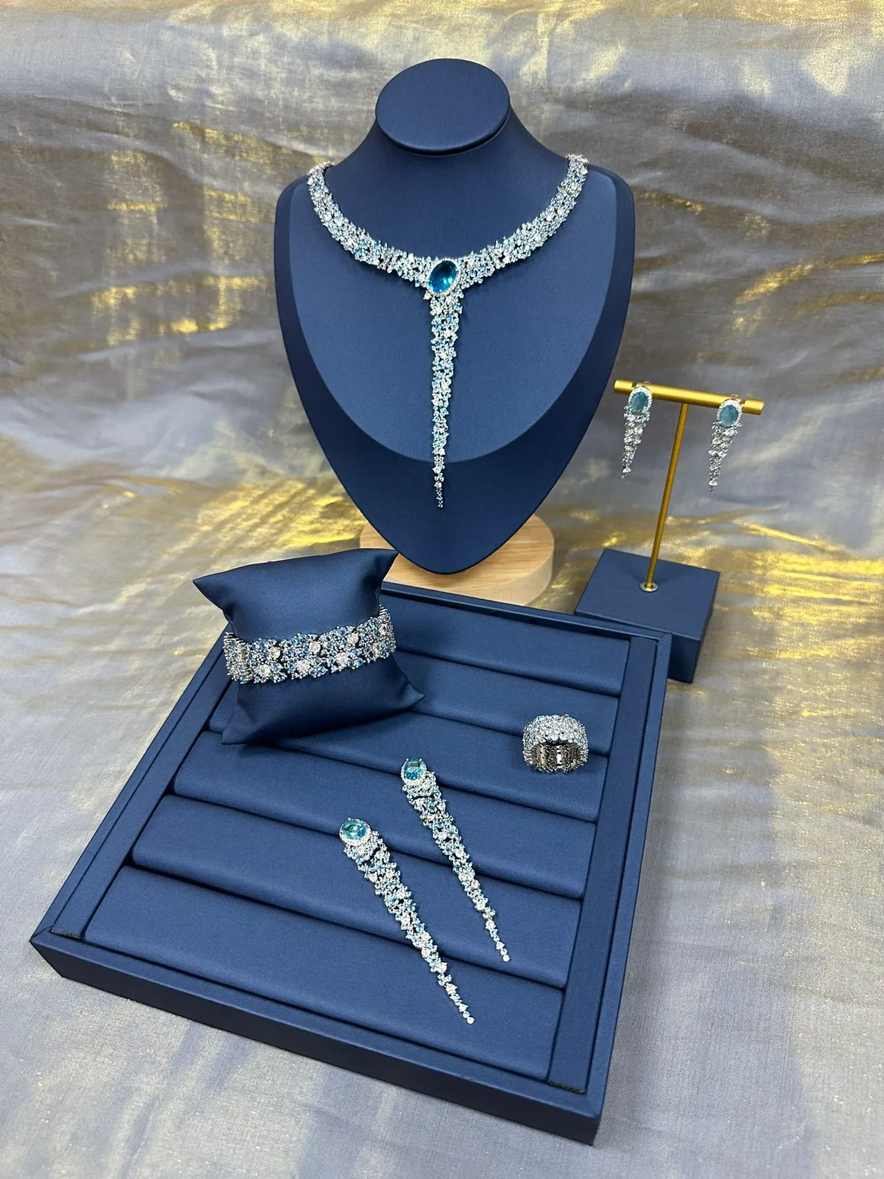 Tiffany & Co. أساور كم باڤيه كريستال زهورية 8