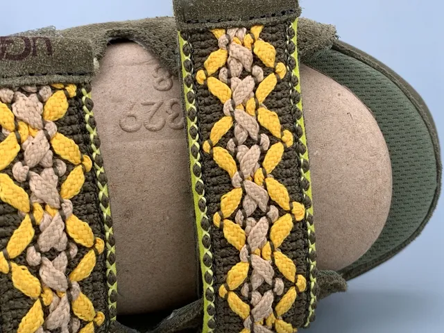 UGG Vert Armée Beige Olive Daim Broderie Florale Straps Sandales Casual 8