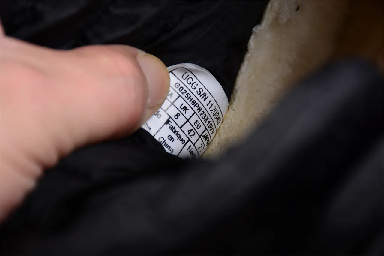 UGG Bottes de neige noir gris avec col rembourré matelassé et embout en caoutchouc 3