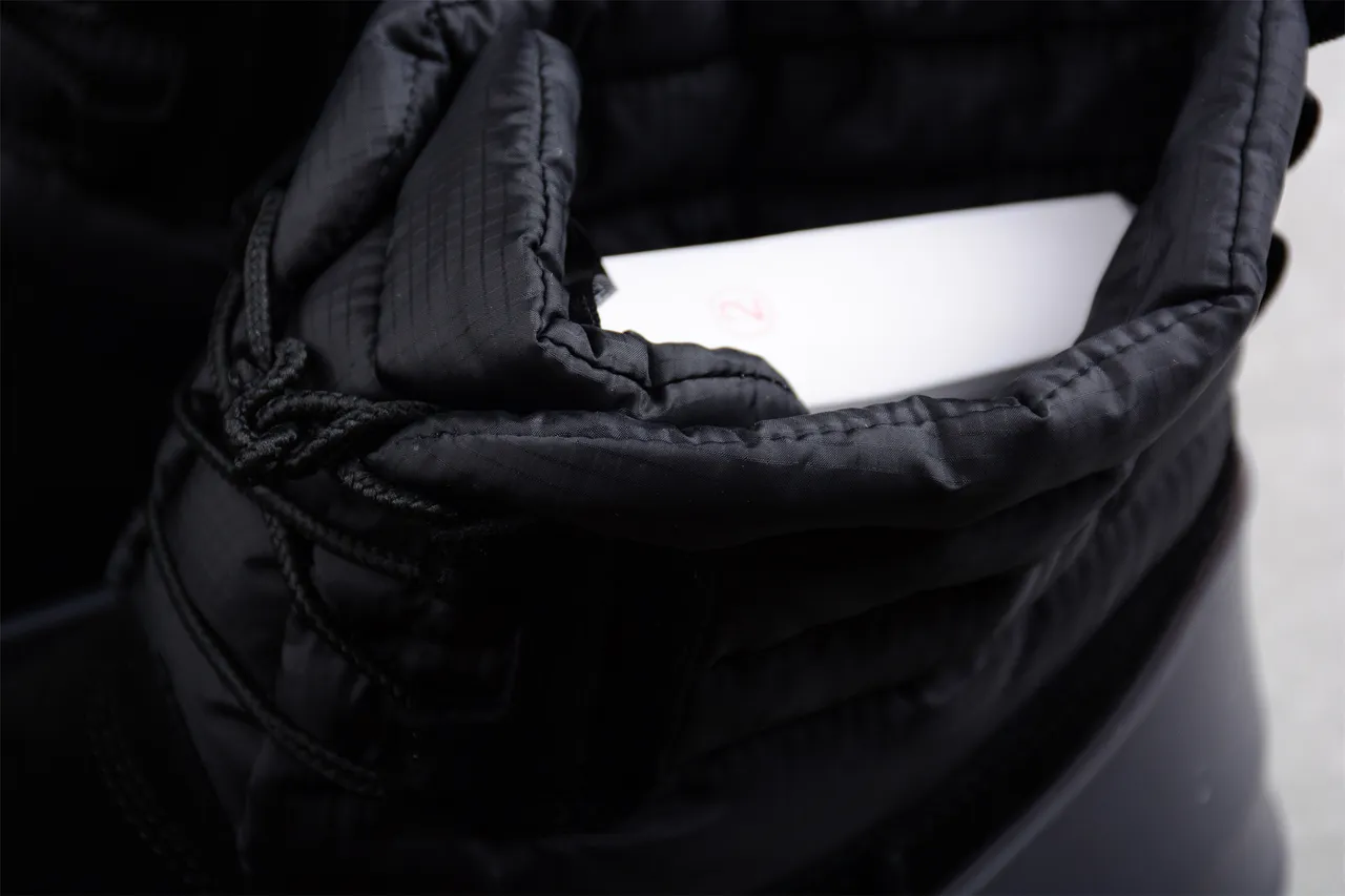 UGG Bottes de neige noir gris avec col rembourré matelassé et embout en caoutchouc 5