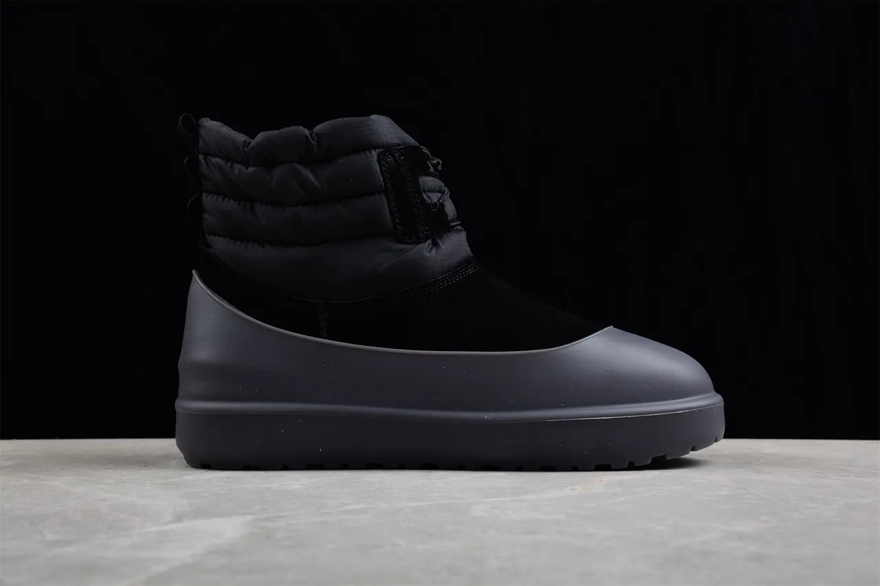 UGG Bottes de neige noir gris avec col rembourré matelassé et embout en caoutchouc 10